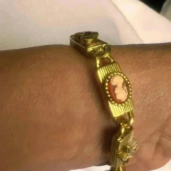 Beautiful Vintage unSigned Goldette Victorian Revival Slide Charm Bracelet - Picture 3 of 16